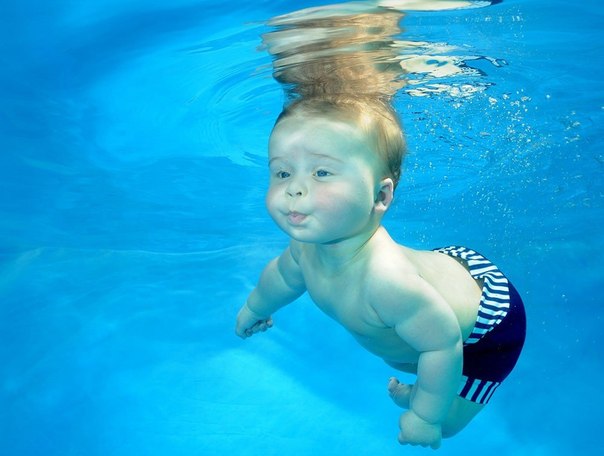 Британский фотограф Фил Шоу создал серию снимков плавающих под водой младенцев.