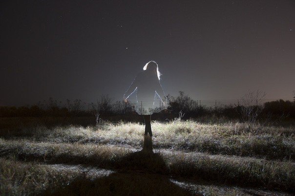 Призрачные силуэты людей, олицетворяющие угасающие воспоминания в серии фотографий от  Эндрю Лимана