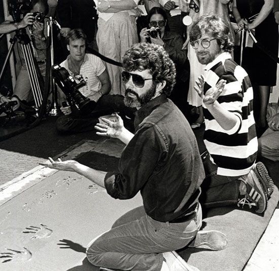 Джорд Лукас и Стивен Спилберг оставляют отпечатки рук и ног на бульваре Голливуд в Лос-Анджелесе. К тому моменту они на двоих сняли шесть самых кассовых фильмов в истории.