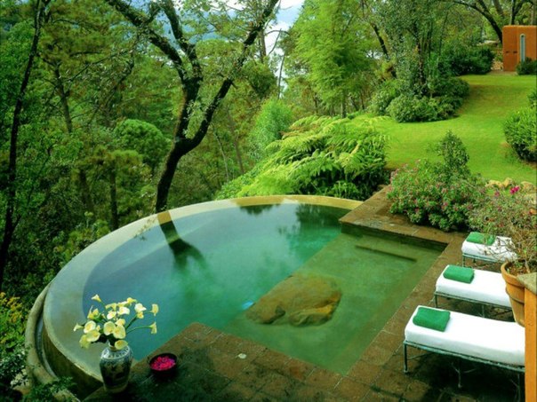 Бассейн в номере отеля на острове Бали, Индонезия