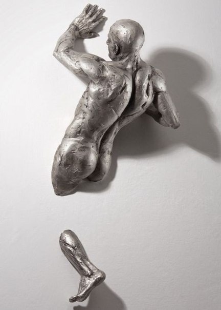 Застрявшие в стене скульптуры от Matteo Pugliese