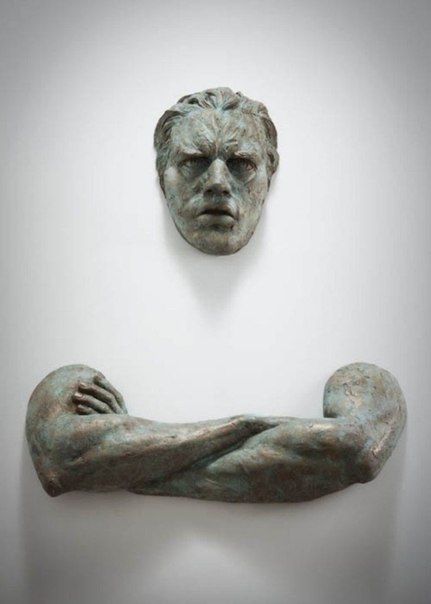 Застрявшие в стене скульптуры от Matteo Pugliese