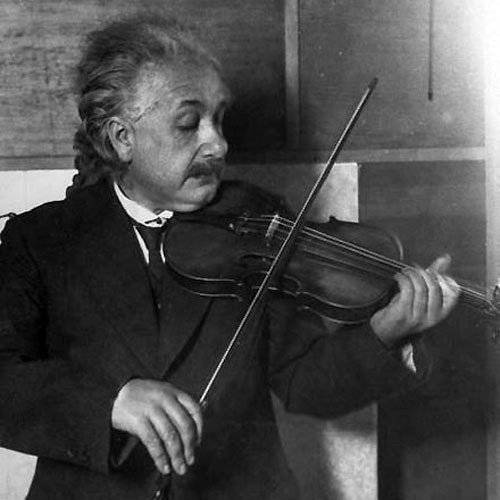 Эйнштейн любил играть на скрипке и однажды принял участие в благотворительном концерте в Германии. Восхищённый его игрой, местный журналист узнал имя «артиста» и на следующий день опубликовал в газете заметку о выступлении великого музыканта, несравненного виртуоза-скрипача, Альберта Эйнштейна. Тот сохранил эту заметку себе и с гордостью показывал её знакомым, говоря, что он на самом деле знаменитый скрипач, а не учёный.