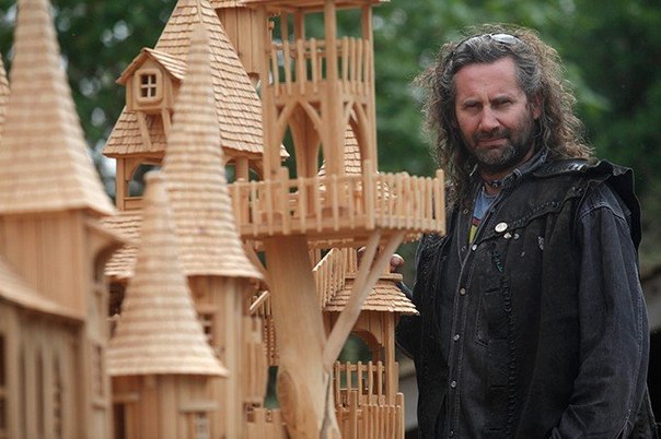 Хирург из Великобритании Роб Херд вырезает великолепные скульптуры из дерева - настоящие замысловатые и уютные сказочные дома.