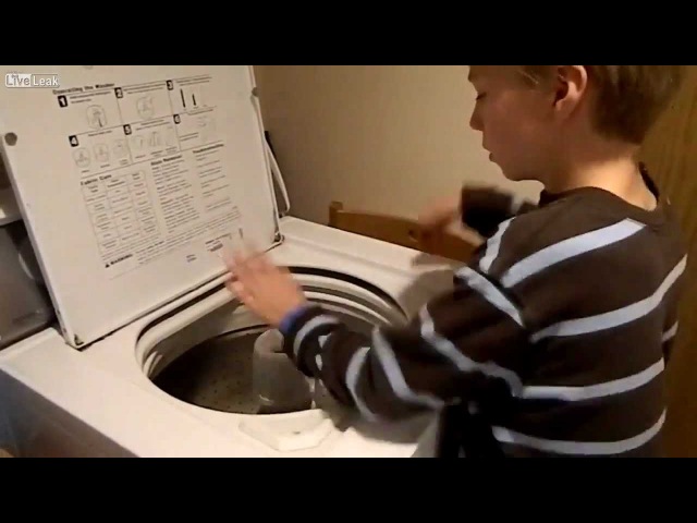 Мальчик-аутист играет на барабане от стиральной машины. С этим номером он хочет выступить на шоу талантов.