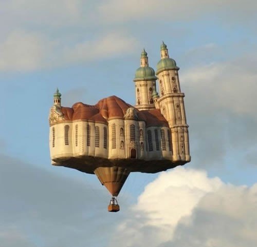 «Летающий собор» — воздушный шар в виде церкви Санкт-Галленского аббатства на фестивале «Ballontage Alpenrheintal» в Виднау, Швейцария.