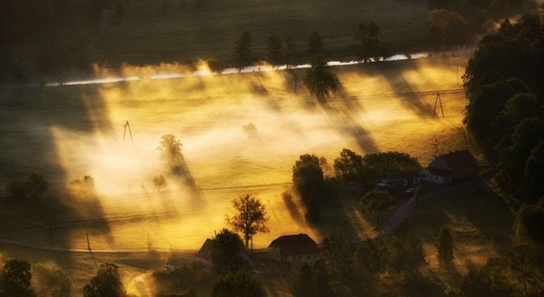 Моравия является исторической областью Чехии, именно сюда стремятся попасть фотографы, так как здесь можно сделать великолепные снимки бескрайних, зеленых полей, красивейших закатов и уютных деревень. Польский фотограф Pawel Uchorczak тоже побывал в этих местах.