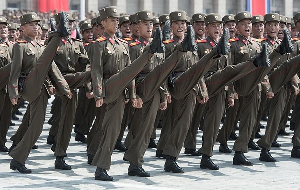 Военнослужащие во время военного парада, посвященного 60-летию окончания Корейской войны, в Пхеньяне.