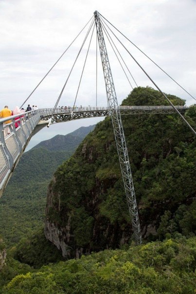 Мост Лангкави, или Небесный мост, находится в Малайзии. Он находится на высоте 700 метров и проходит над ущельем между гор Ганунг.