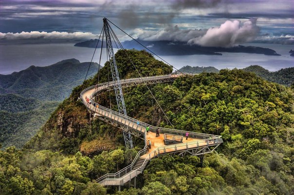 Мост Лангкави, или Небесный мост, находится в Малайзии. Он находится на высоте 700 метров и проходит над ущельем между гор Ганунг.