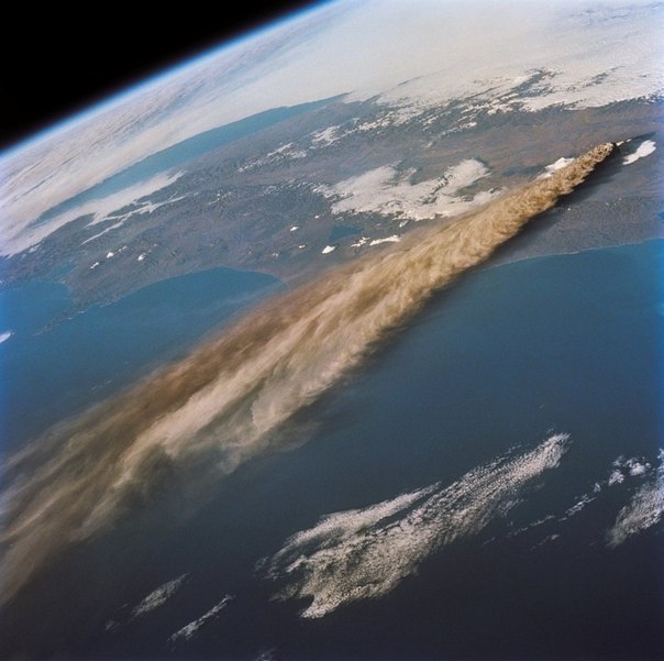 Извержение вулкана из космоса