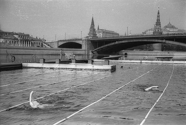 Бассейн в Москве-реке, 1938 год
