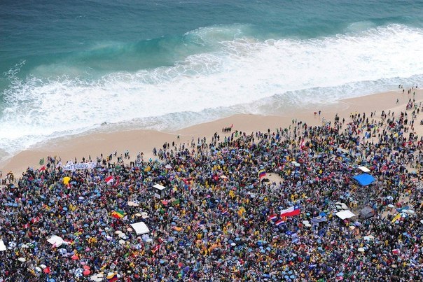 Месса папы Франциска на пляже Копакабана во время празднования Дня молодежи, Рио-де-Жанейро, Бразилия