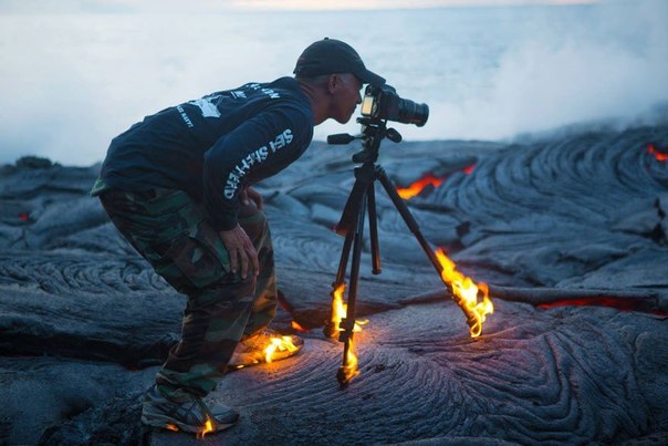 Фотограф Kawika Singson горит на работе не только в переносном, но и в прямом смысле. Во время съемки раскаленной лавы на Гавайях он настолько увлекся процессом, что  не заметил”, как загорелись штатив и его кроссовки.