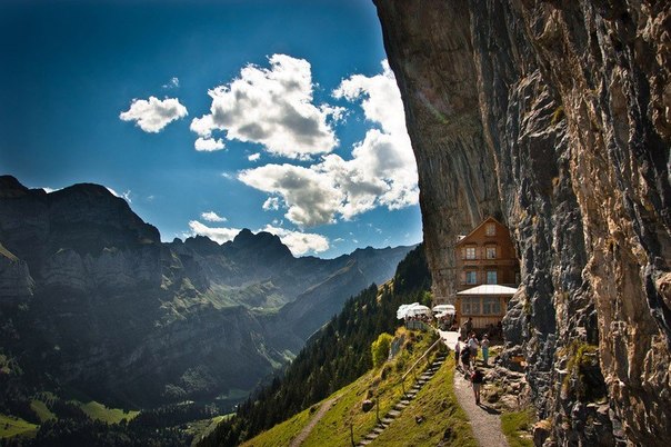 В швейцарских Альпах, высоко в горах находится отель Berggasthaus Aescher. Эта горная гостиница предназначена для тех, кто умеет ценить красоту первозданной природы и путешествует с целью увидеть один из самых чудесных районов Альп. Отель стоит на склоне отвесной скалы и попасть сюда можно лишь по канатной дороге или же по горным тропинкам.