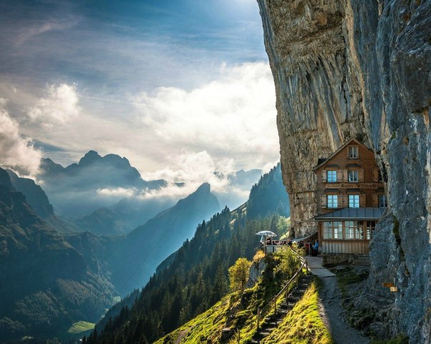 В швейцарских Альпах, высоко в горах находится отель Berggasthaus Aescher. Эта горная гостиница предназначена для тех, кто умеет ценить красоту первозданной природы и путешествует с целью увидеть один из самых чудесных районов Альп. Отель стоит на склоне отвесной скалы и попасть сюда можно лишь по канатной дороге или же по горным тропинкам.
