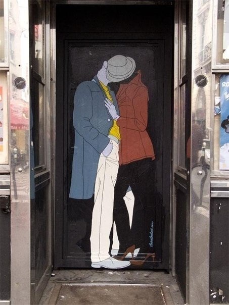 Поцелуи на стенах города от уличного художника Claire