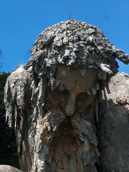 Скульптура «Аллегория Аппенин», созданная Джованни Джамболонья в 1580 году, располагается в парке-музее «Вилла Демидофф» во Флоренции. Скульптура олицетворяет Апеннинские горные хребты и выполнена в виде фигуры старика, давящего на голову зверя.