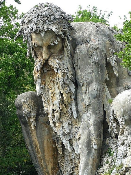 Скульптура «Аллегория Аппенин», созданная Джованни Джамболонья в 1580 году, располагается в парке-музее «Вилла Демидофф» во Флоренции. Скульптура олицетворяет Апеннинские горные хребты и выполнена в виде фигуры старика, давящего на голову зверя.
