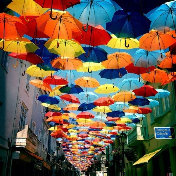 Инсталляция из зонтиков в португальском городке Агеда от Патрисии Алмейды и Педро Насименто