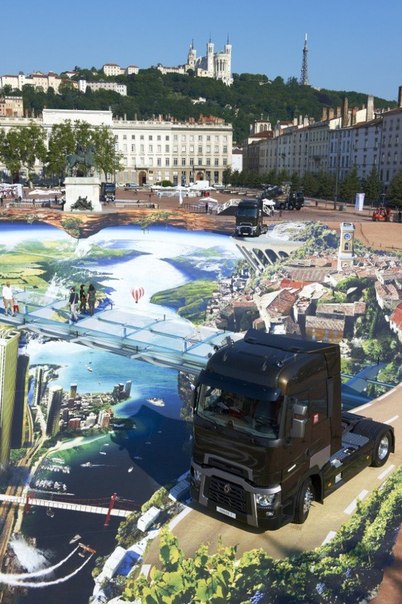В поддержку новой линейки грузовиков Renault известный уличный художник Франсуа Абелянет нарисовал на площади в Лионе гигантский рисунок в формате 3D. Изображение состоит из четырех частей, общая площадь которых составила аж 4000 квадратных метров. На рисунке автор изобразил целый город со зданиями, мостами и рекой.
