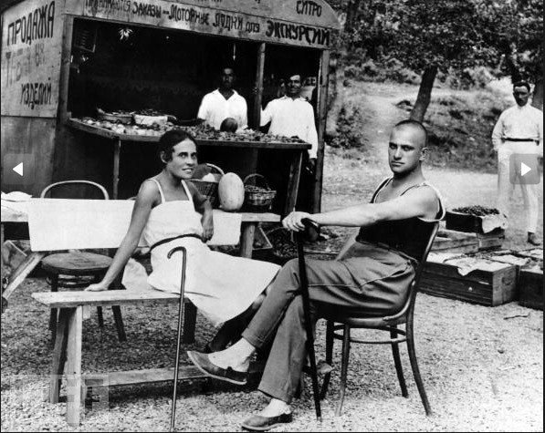 Владимир Маяковский и Лиля Брик. Ялта, 1926 год