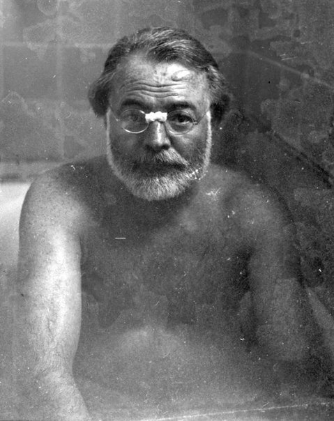 Хемингуэй принимает ванну, апрель 1949 г.