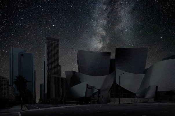 Французский фотограф Тьери Коэн создал серию фотографий  Темные города”, чтобы мы могли представить, как бы выглядело ночное небо в городах, если бы в них погасли все огни. Фотографии ночного звездного неба он делал далеко за городом и потом совмещал с фотографиями городов.