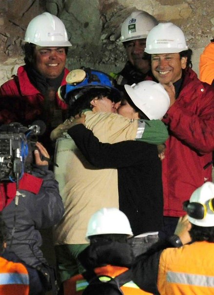 Шахтер Осман Арайя целует свою жену Анжелику после того, как его достали из аварийной шахты Сан-Хосе, где он провел с остальными 33 шахтерами 69 дней.