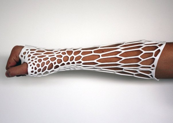 Благодаря этой новаторской идее экзоскелетного гипса, напечатанного 3D-принтером и имеющего оригинальный дизайн, вам больше не придется мучиться, не зная, как почесать руку, зудящую под гипсом, или балансировать стоя на одной ноге в душе, чтобы не намочить загипсованную другую. Выпускник отделения архитектуры и дизайна Веллингтонского университета Виктории Джейк Эвилл разработал этот уникальный гипс, получивший название Cortex. Согласно Эвиллу, экзоскелетный гипс обеспечивает полную фиксацию и защиту сломанной кости, отлично вентилируется, просто перерабатывается, дружит с водой и помимо этого он еще и легкий.