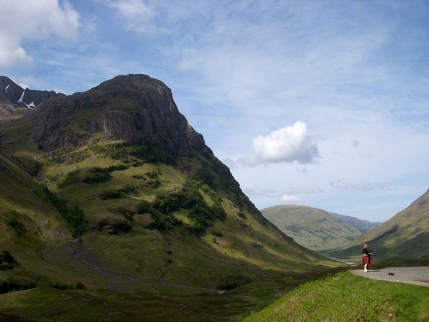Волынщик в горах Шотландии