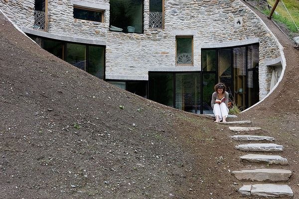 Это жилой дом-нора, который был построен в Швейцарии, так хорошо вписывается в природный ландшафт местности, что обречен стать местной знаменитостью. Вилла Vals абсолютно сокрыта от глаз людских в нутре холма, что делает ее похожей на нору какого-нибудь сказочного персонажа.