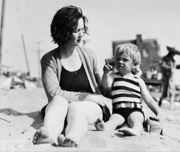 Малышка Мэрилин Монро с мамой Глэдис Перл Бейкер на пляже. 1929 год