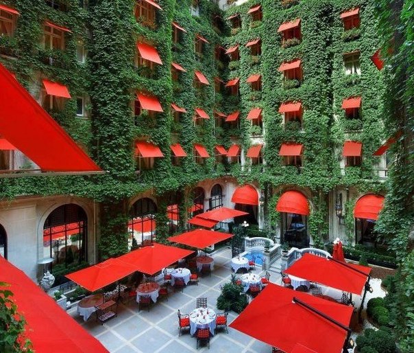 Дворик роскошного отеля Plaza Athénée, расположенный в историческом центре Парижа на авеню Монтень