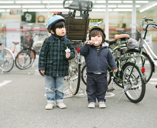 Японский фотограф и веб-дизайнер Хидеки Хамада фотографирует своих сыновей, шестилетнего Хару и четырехлетнего Мина