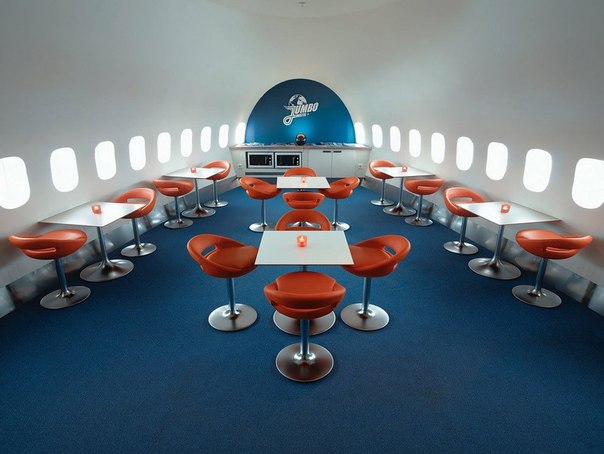 В стокгольмском аэропорту Arlanda находится необычный отель, устроенный на борту списанного Боинга-747. В отеле 25 номеров, самый престижный из которых находится в кабине пилотов.