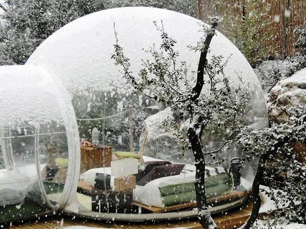 Французский дизайнер Пьер-Стефан Дюма создал вот такие оригинальные жилища, напоминающие мыльные пузыри. По замыслу автора, они позволяют находиться в комнате, но в то же время как будто бы и на лоне природы.