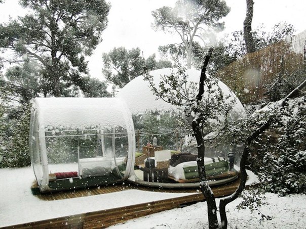 Французский дизайнер Пьер-Стефан Дюма создал вот такие оригинальные жилища, напоминающие мыльные пузыри. По замыслу автора, они позволяют находиться в комнате, но в то же время как будто бы и на лоне природы.