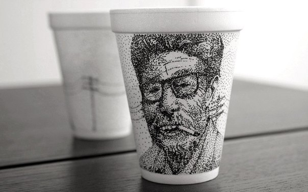 Однажды не найдя под рукой ручки и бумаги, художник Чеминг Бои сделал набросок на одноразовом стаканчике для кофе. Идея использования нестандартной поверхности настолько увлекла мастера, что он начал создавать на бумажных чашках настоящие картины.