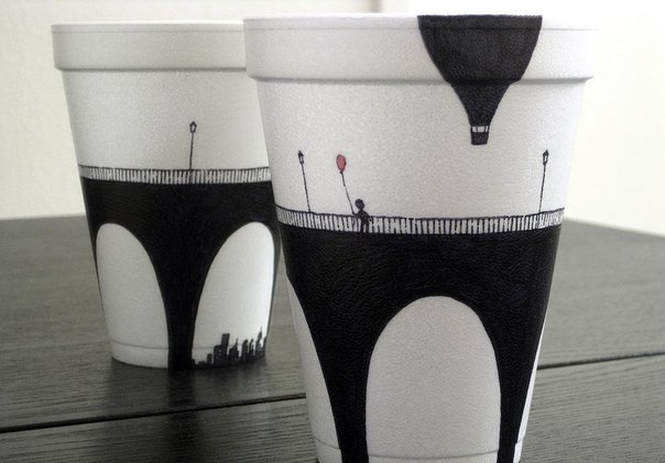 Однажды не найдя под рукой ручки и бумаги, художник Чеминг Бои сделал набросок на одноразовом стаканчике для кофе. Идея использования нестандартной поверхности настолько увлекла мастера, что он начал создавать на бумажных чашках настоящие картины.