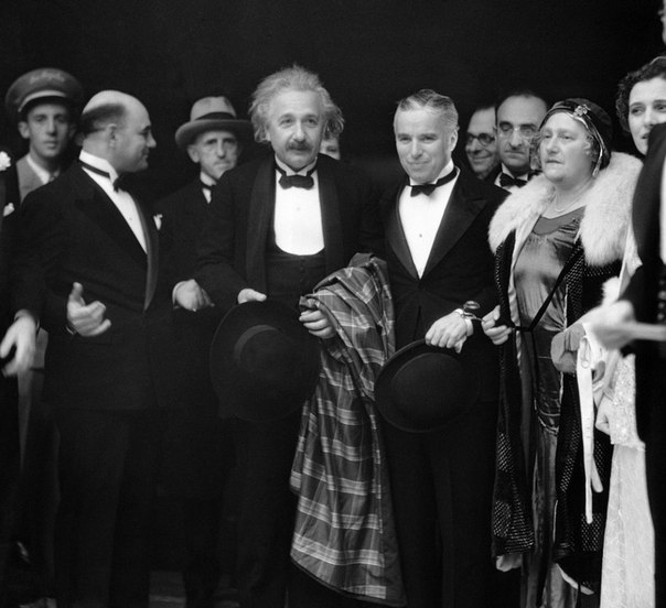 Однажды Альберта Эйнштейна и Чарли Чаплина приветствовали восторженные американцы, и великий артист сказал великому ученому: "Вам они аплодируют за то, что никто вас не понимает, а мне за то, что я понятен всем".