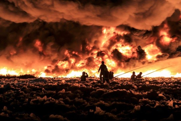 Пожар на заводе по переработке отходов, в котором горит более 100 тысяч тонн бумаги и пластика, пригород Бирмингема, Великобритания. Высота столба дыма от пожара достигает 1,8 км
