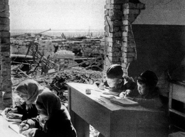 Дети за партами разрушенной школы в Сталинграде, весна 1943 года