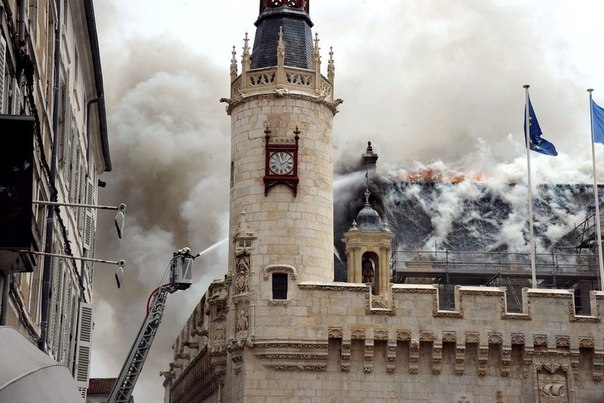 Пожар в здании мэрии города Ла-Рошель, которое было построено в конце XV века, Франция