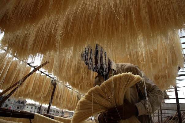 Производство лапши в городе Карачи, Пакистан