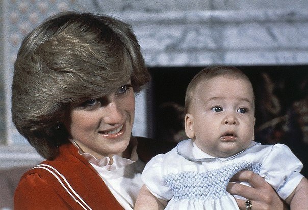 Принцесса Диана держит своего 6-месячного сына, принца Уильяма, в Кенсингтонском дворце, Лондон, Англия, 1982 год