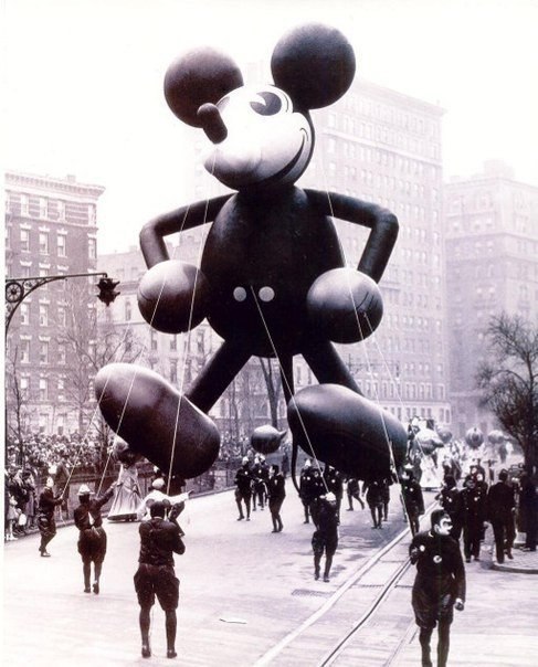 Гигантский воздушный шар Микки-Мауса на Параде Дня благодарения Мэйси в Нью-Йорке, 1934