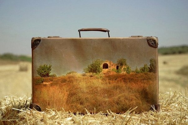 Серия картин на чемоданах под названием «Memory Suitcases» (Чемоданы памяти) от израильского художника Yuval Yairi