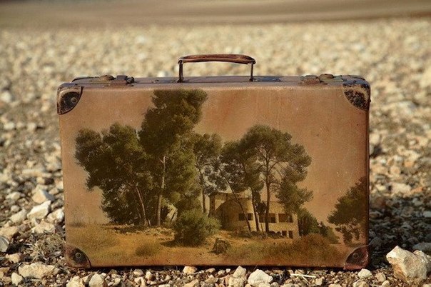 Серия картин на чемоданах под названием «Memory Suitcases» (Чемоданы памяти) от израильского художника Yuval Yairi