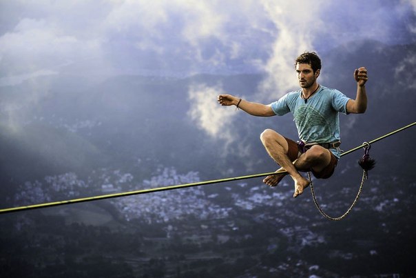 Экстремал Брайан Мосбо совершил прогулку по канату на высоте 850 метров над Рио-де-Жанейро